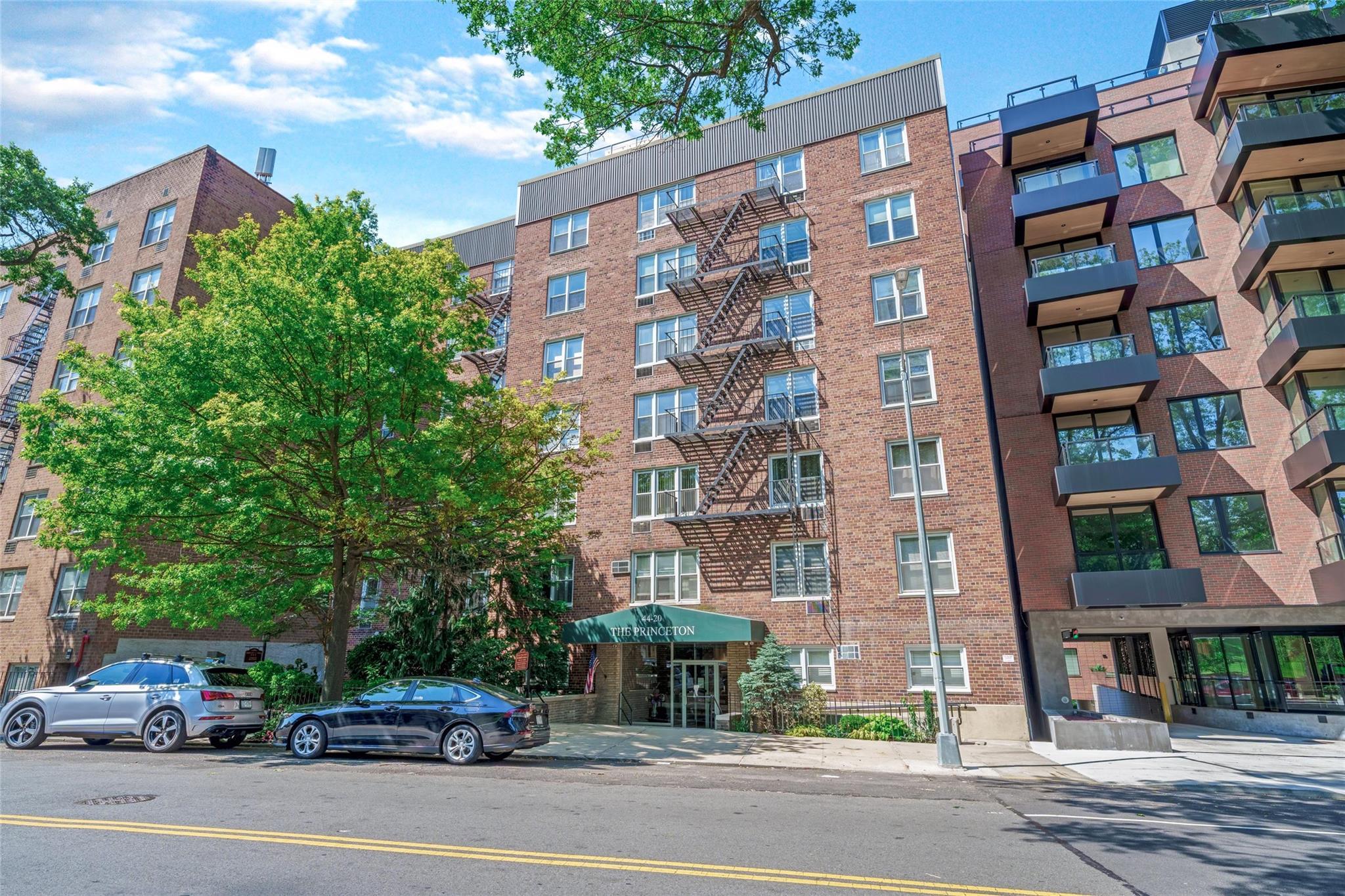 Coop in New York - Douglaston  Queens, NY 11363