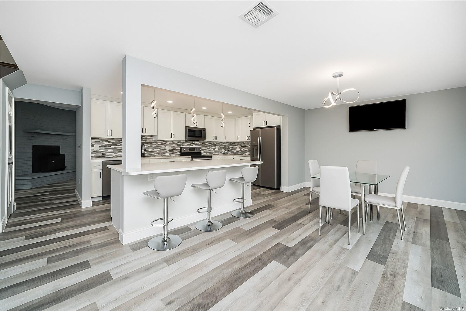 Single Family Knoll  Suffolk County, NY 11778, MLS-893355-2