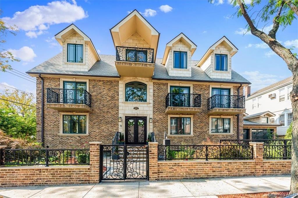 Single Family in New York - Tomlinson  Bronx, NY 10461