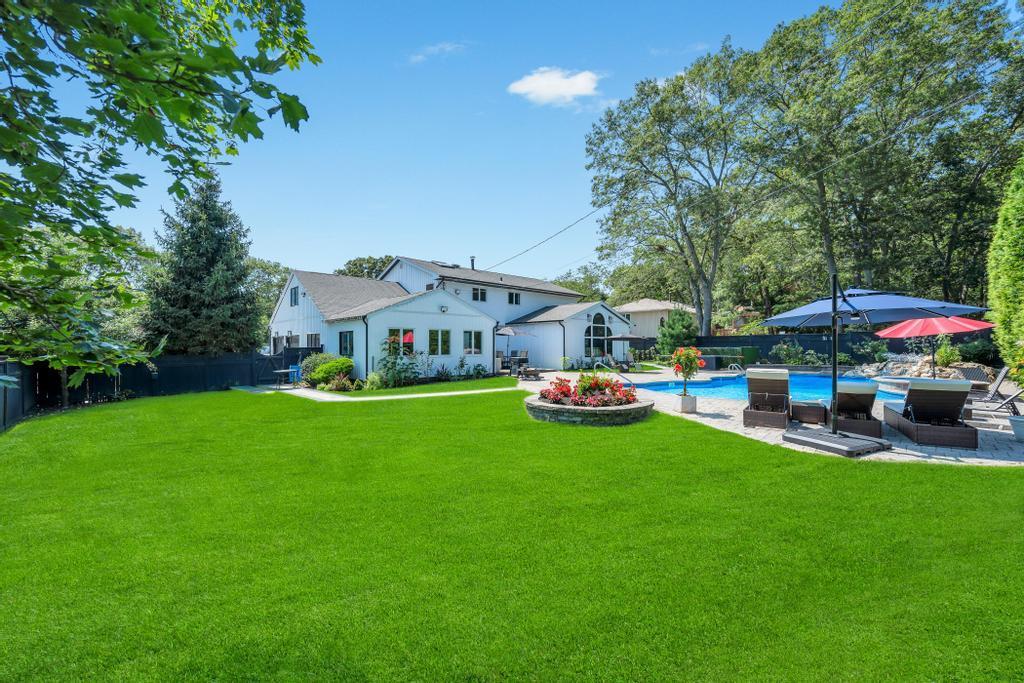 Single Family Pine Hill Suffolk County, NY 11746, MLS-893874-10