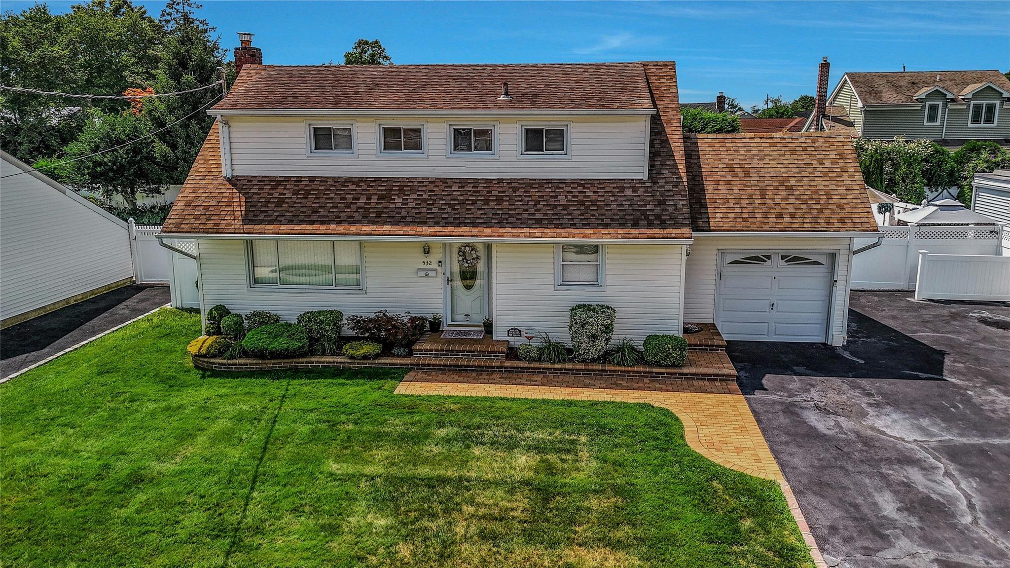 Single Family Alwick  Suffolk County, NY 11795, MLS-894032-25