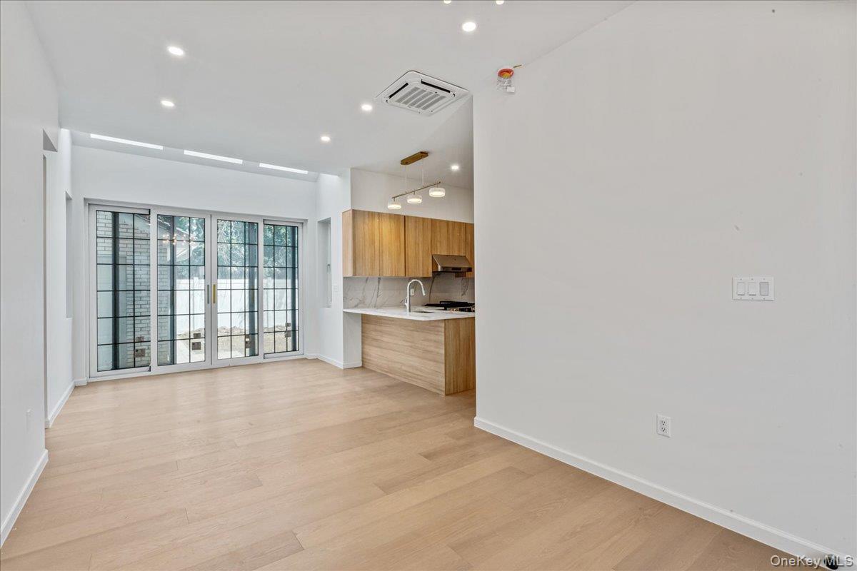 Single Family Hawtree  Queens, NY 11417, MLS-894839-3