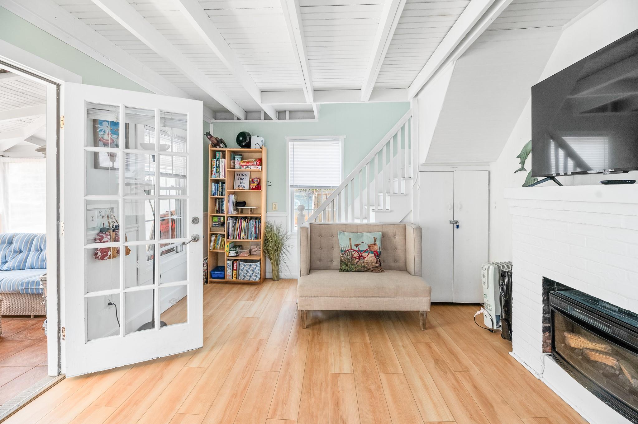 Single Family Cottage  Suffolk County, NY 11770, MLS-894974-5