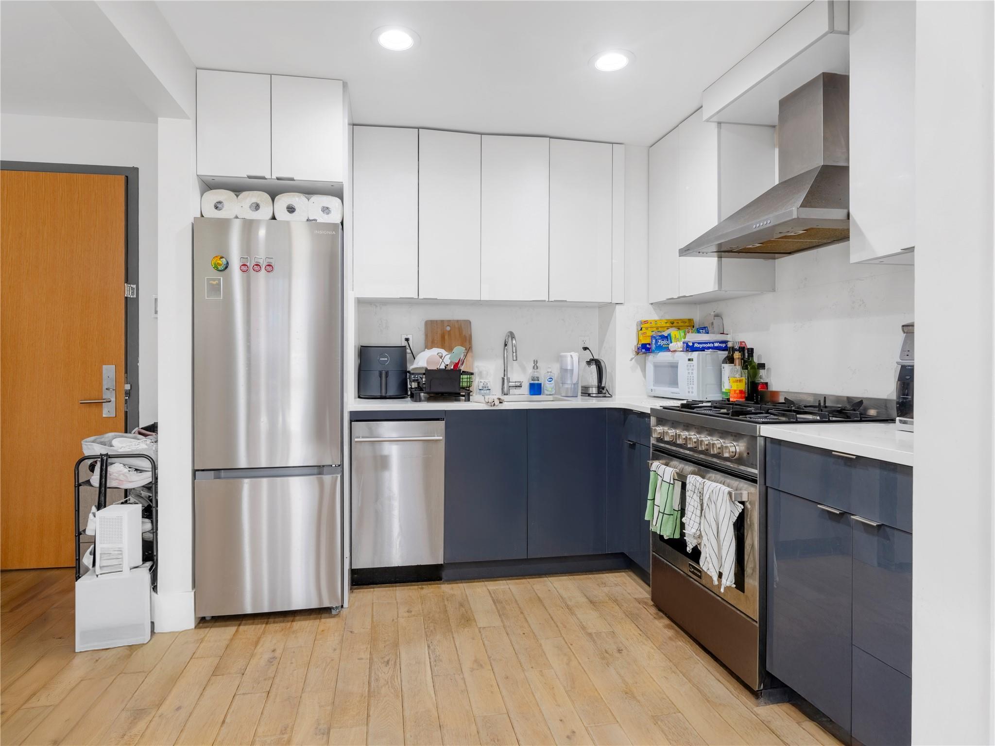 Condo 41st  Queens, NY 11101, MLS-895615-6
