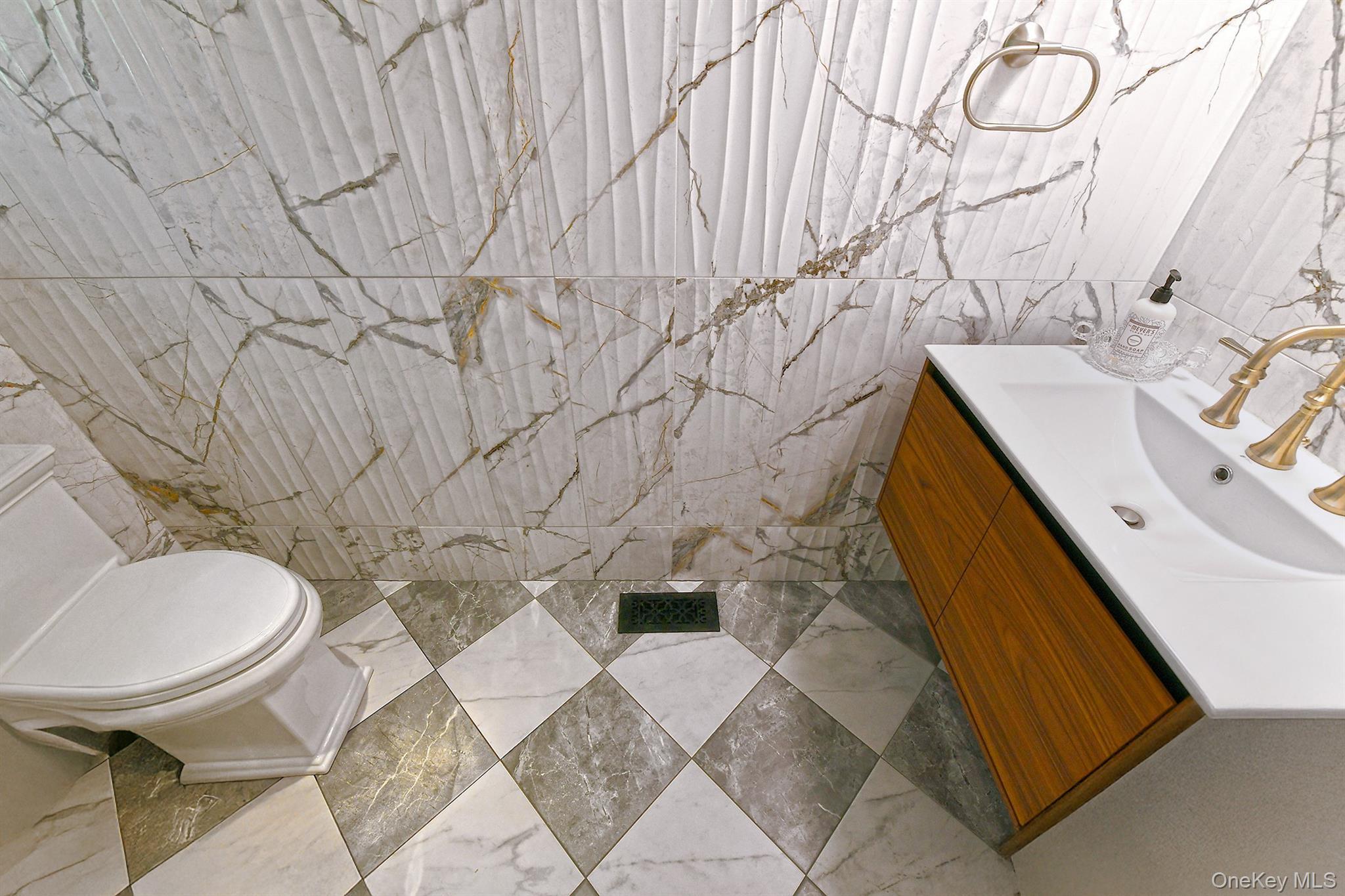 Single Family Round Swamp Suffolk County, NY 11747, MLS-896248-25