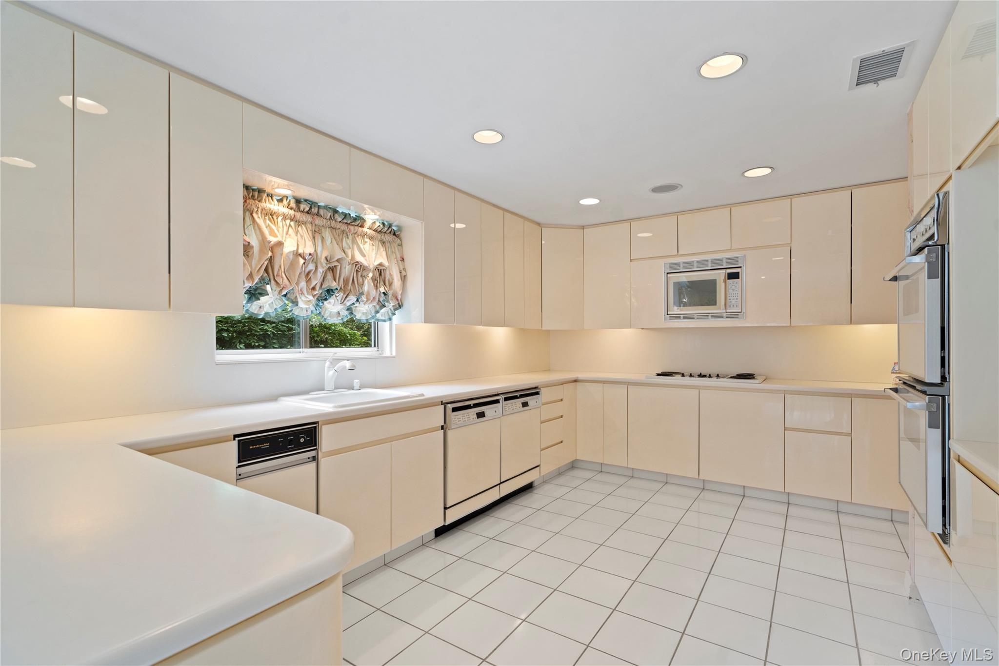 Condo Tiffany  Nassau County, NY 11030, MLS-896487-6