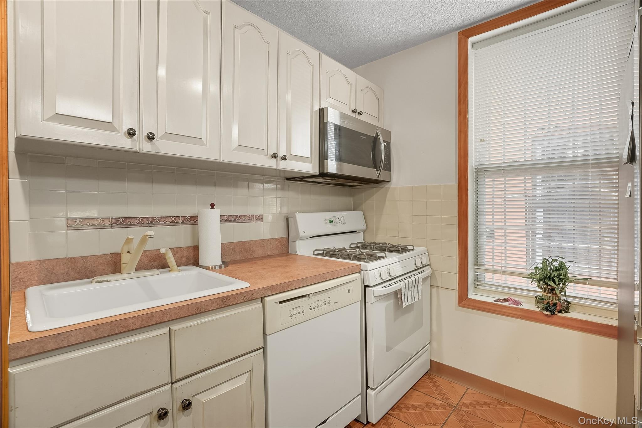 Single Family Metcalf  Bronx, NY 10472, MLS-897147-5