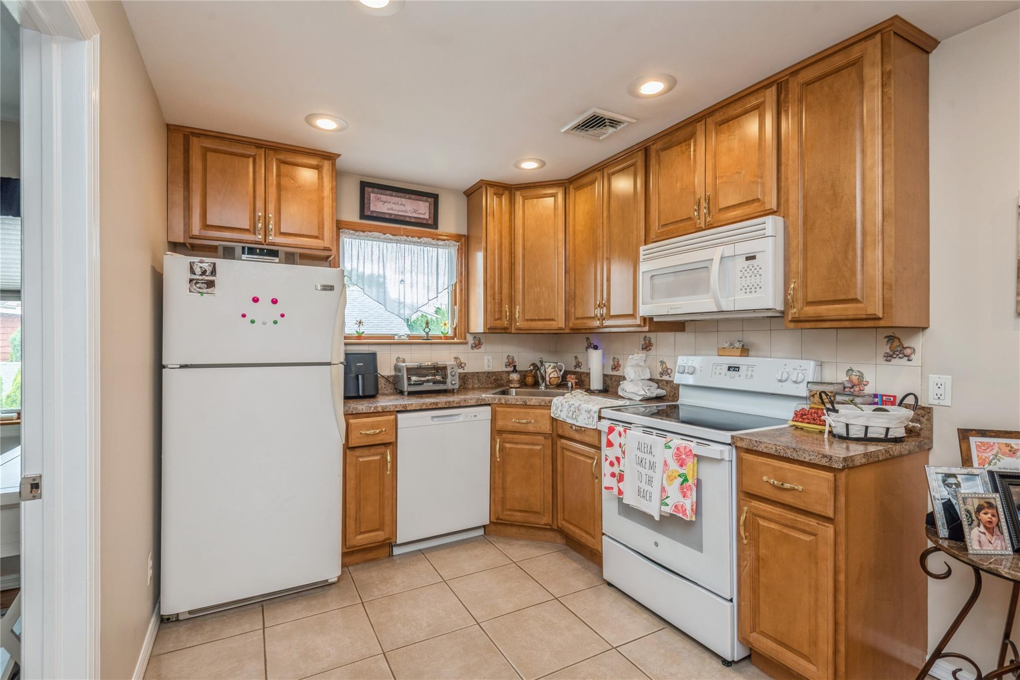 Single Family Bayville Avenue Nassau County, NY 11709, MLS-897325-8