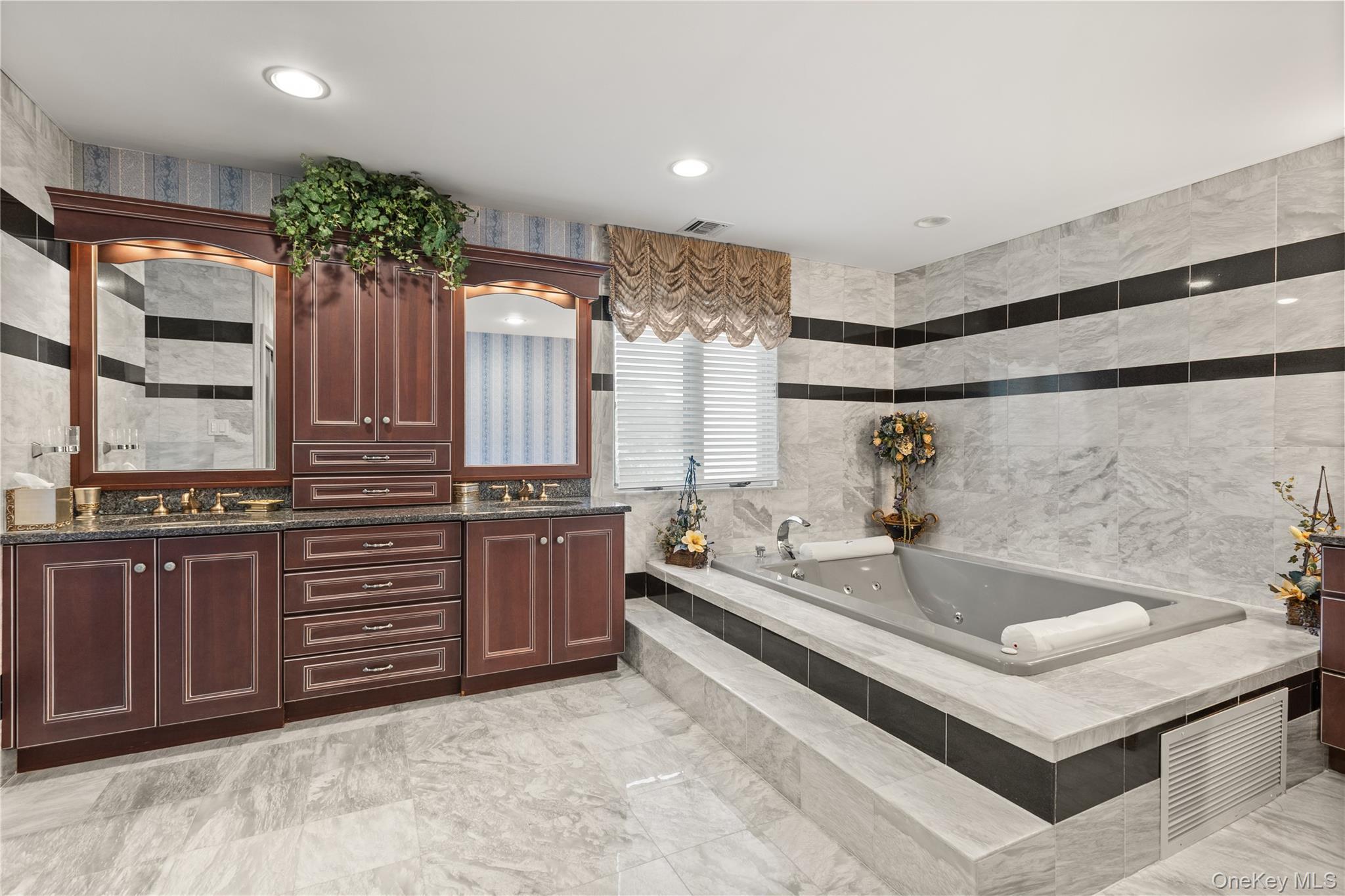 Single Family Half Hollow Suffolk County, NY 11746, MLS-897801-35