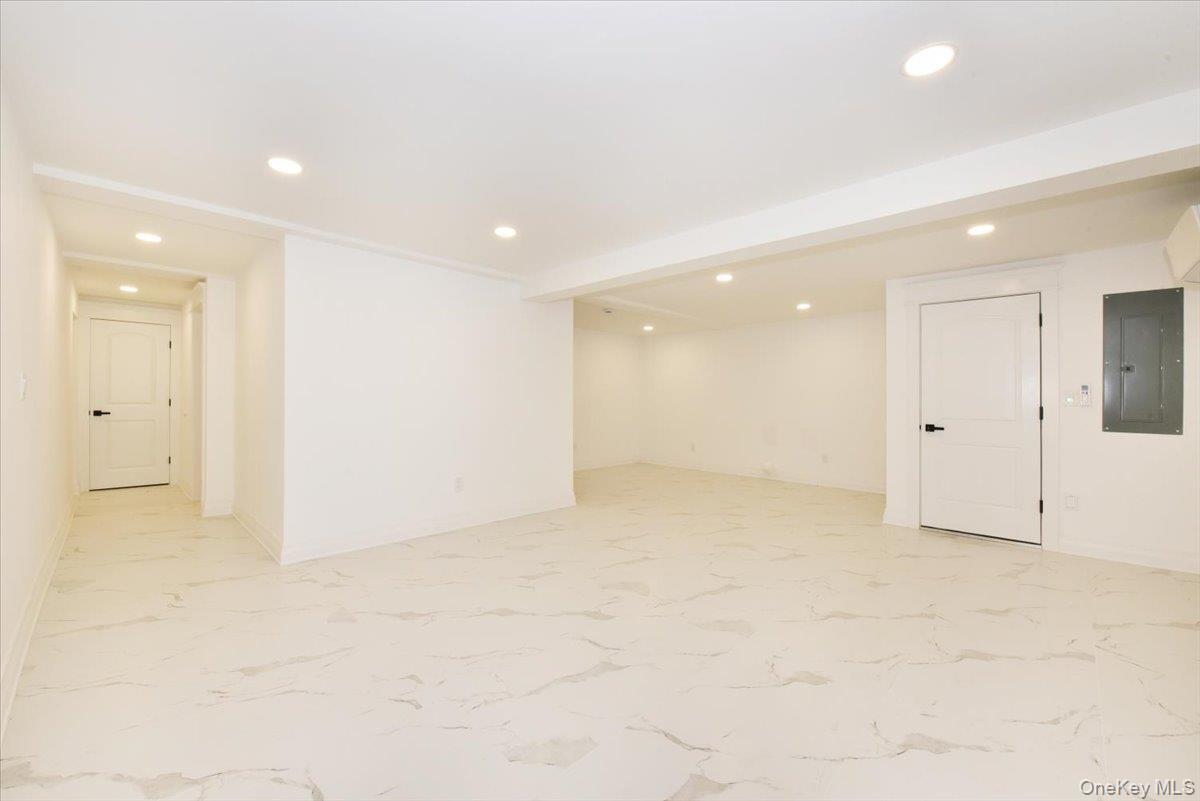 Single Family Norman Nassau County, NY 11040, MLS-897988-28