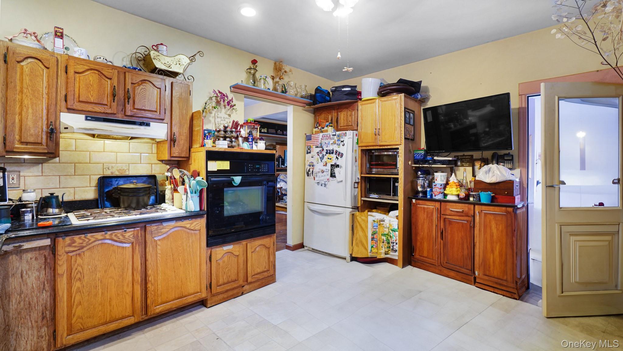 Single Family Windsor  Nassau County, NY 11563, MLS-898067-12