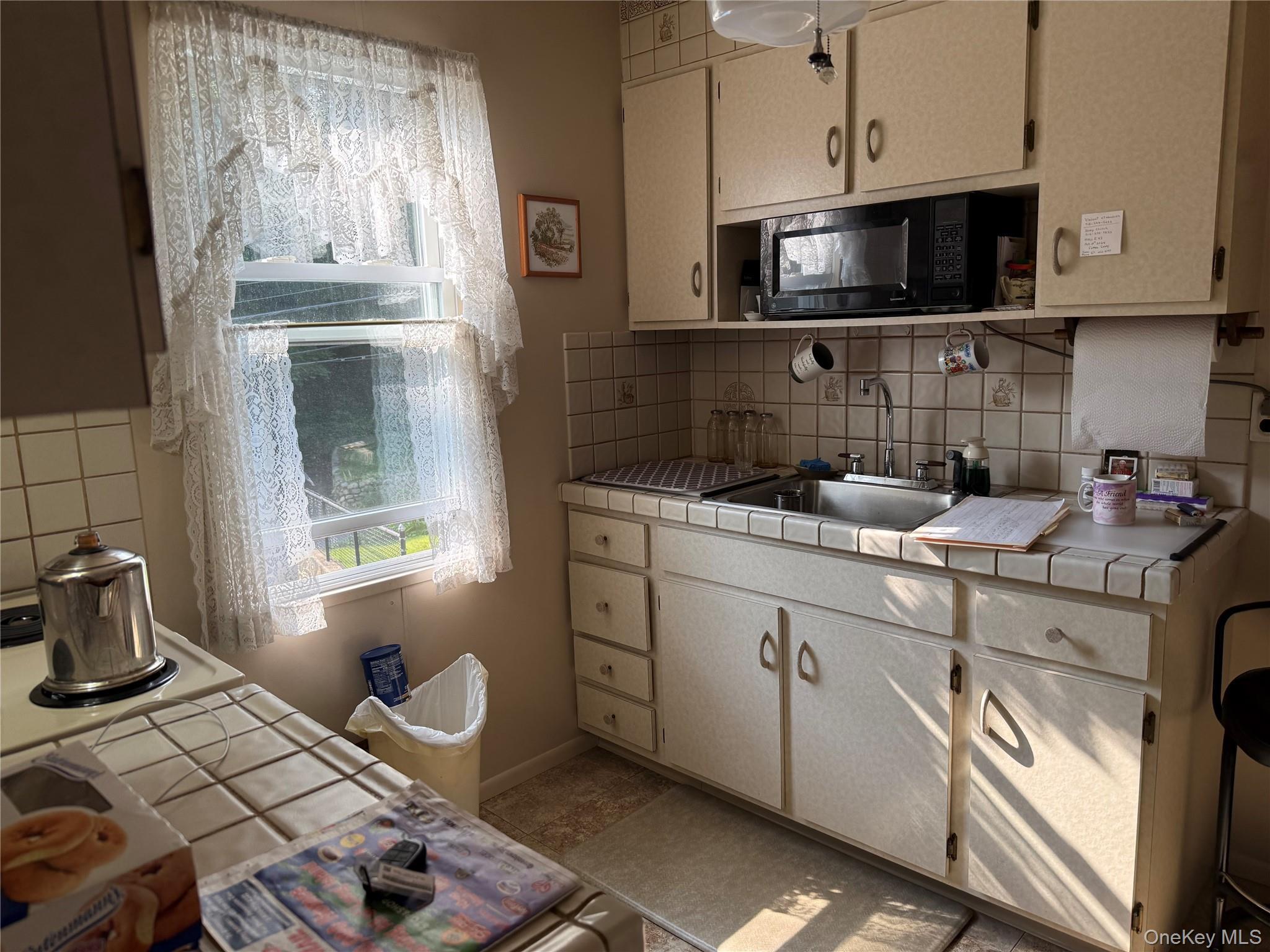 Single Family Hillside  Suffolk County, NY 11743, MLS-898157-5