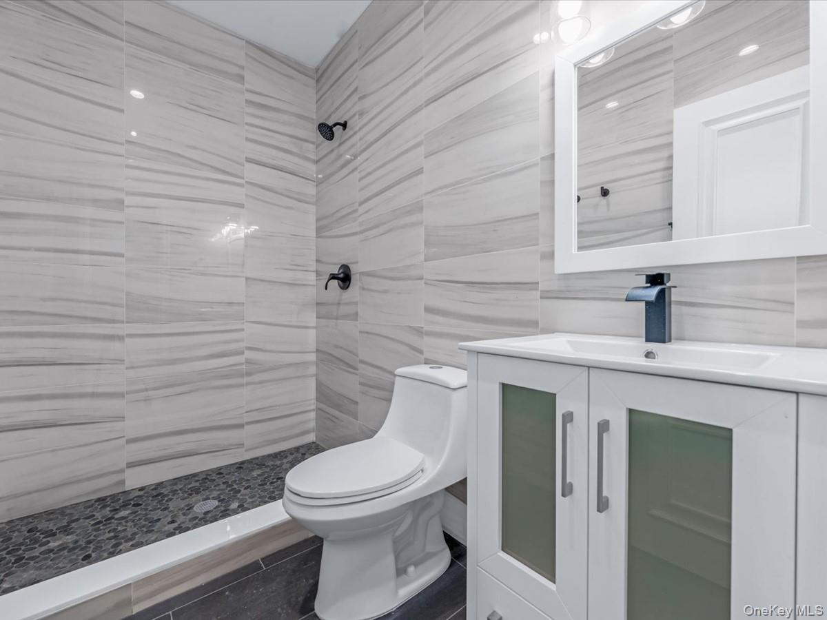 Single Family 38th Queens, NY 11363, MLS-898360-25