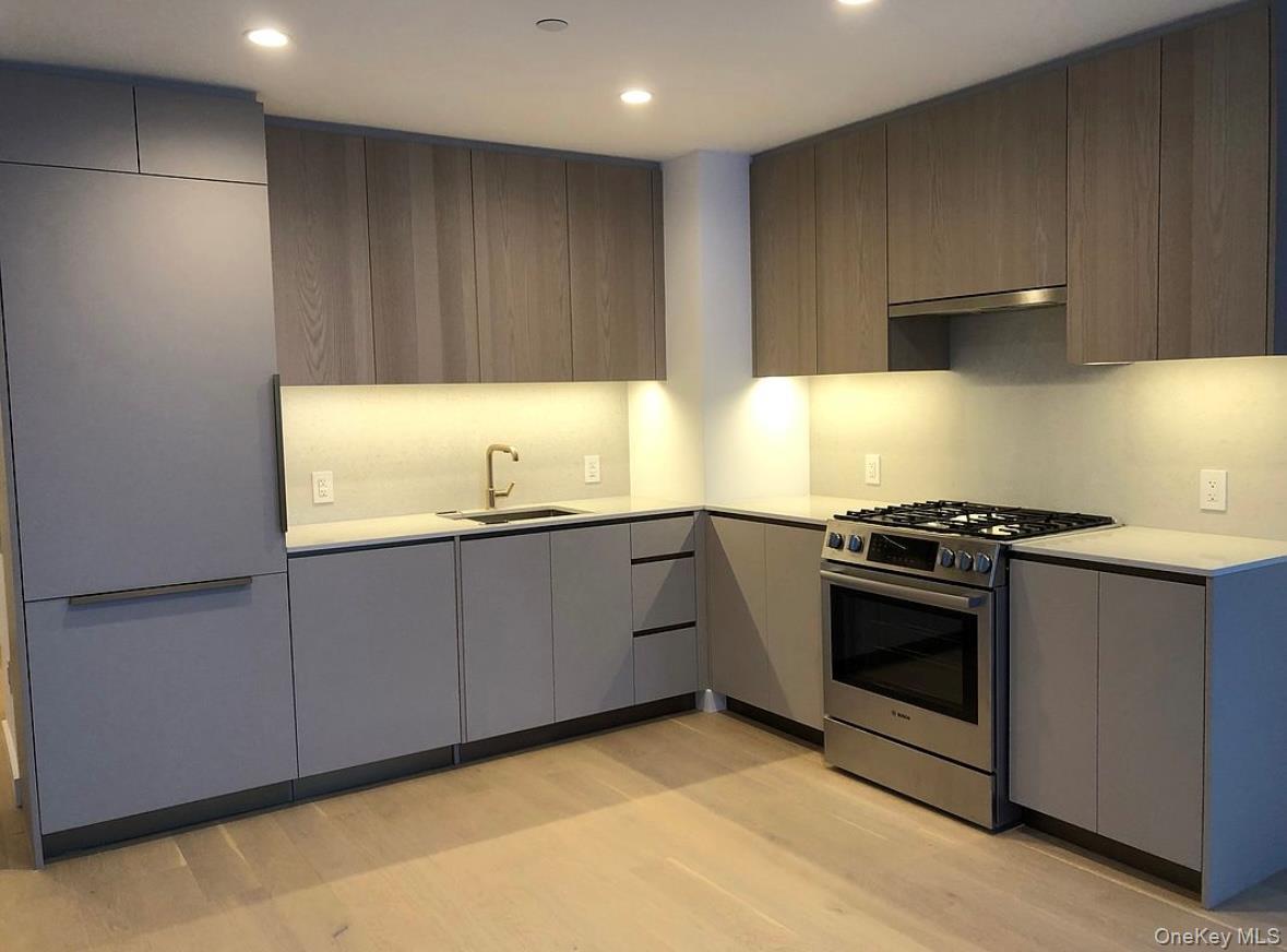 Condo Court Square West  Queens, NY 11101, MLS-898473-9