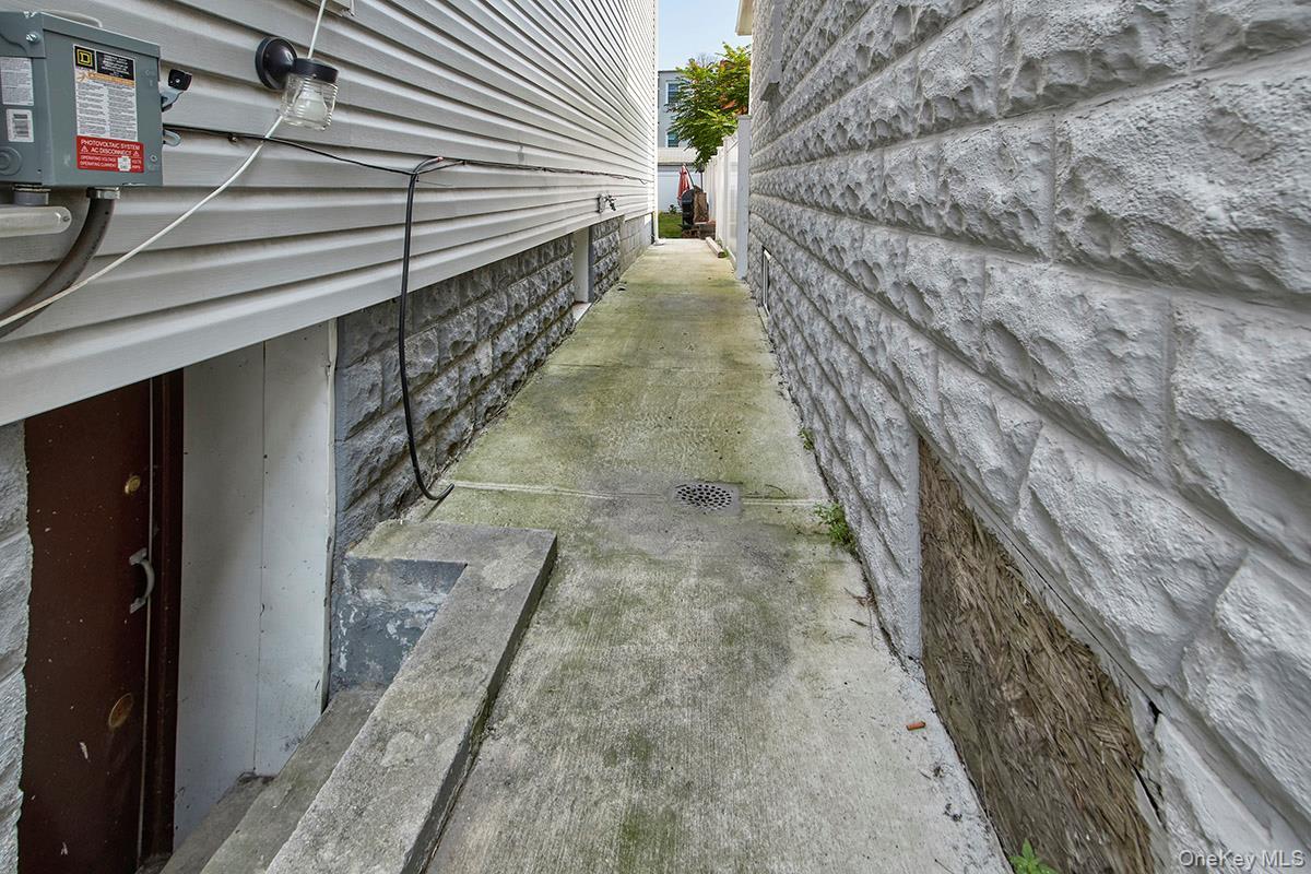 Single Family 229th  Bronx, NY 10466, MLS-898585-24