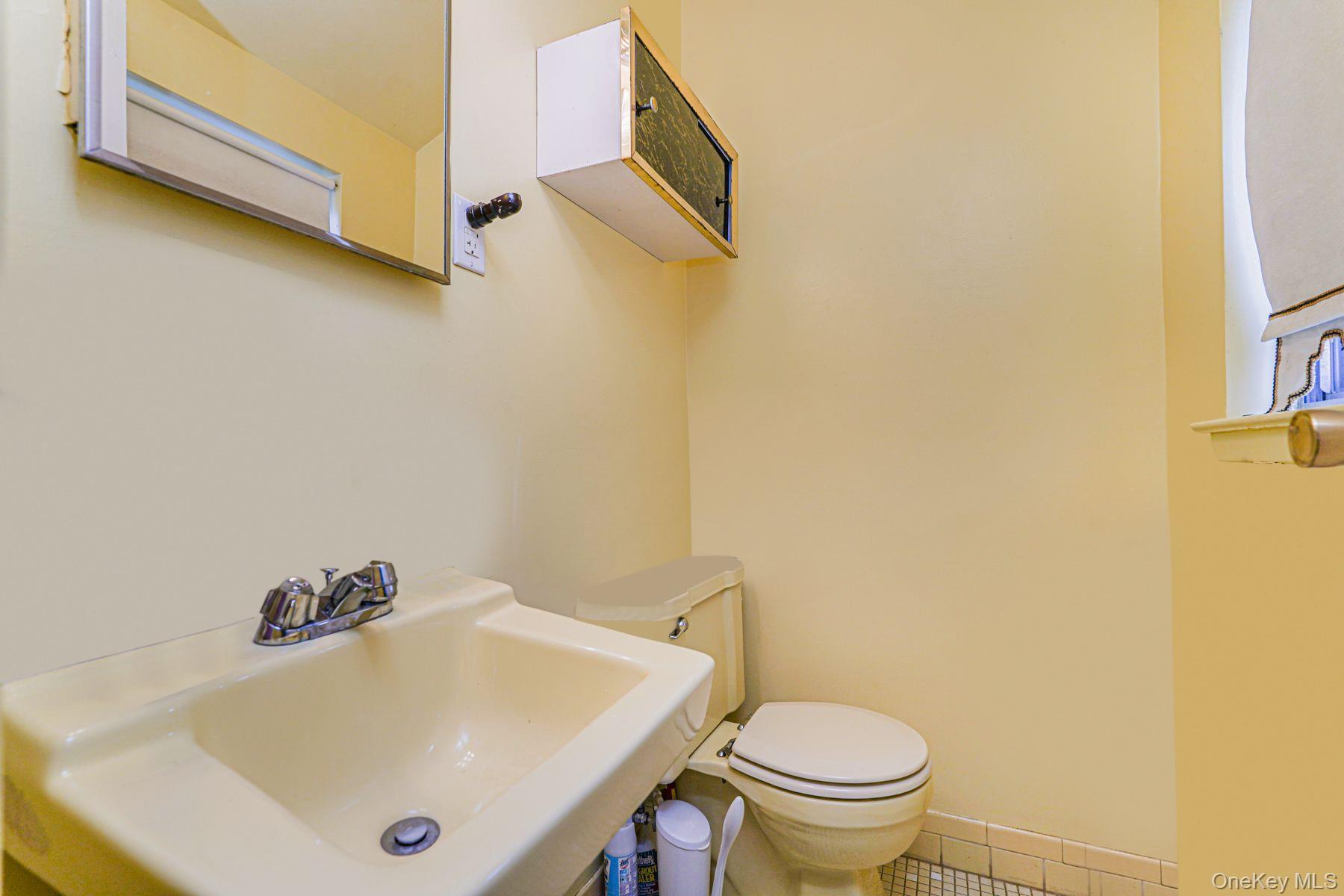 Single Family Middle Loop  Staten Island, NY 10308, MLS-898756-17