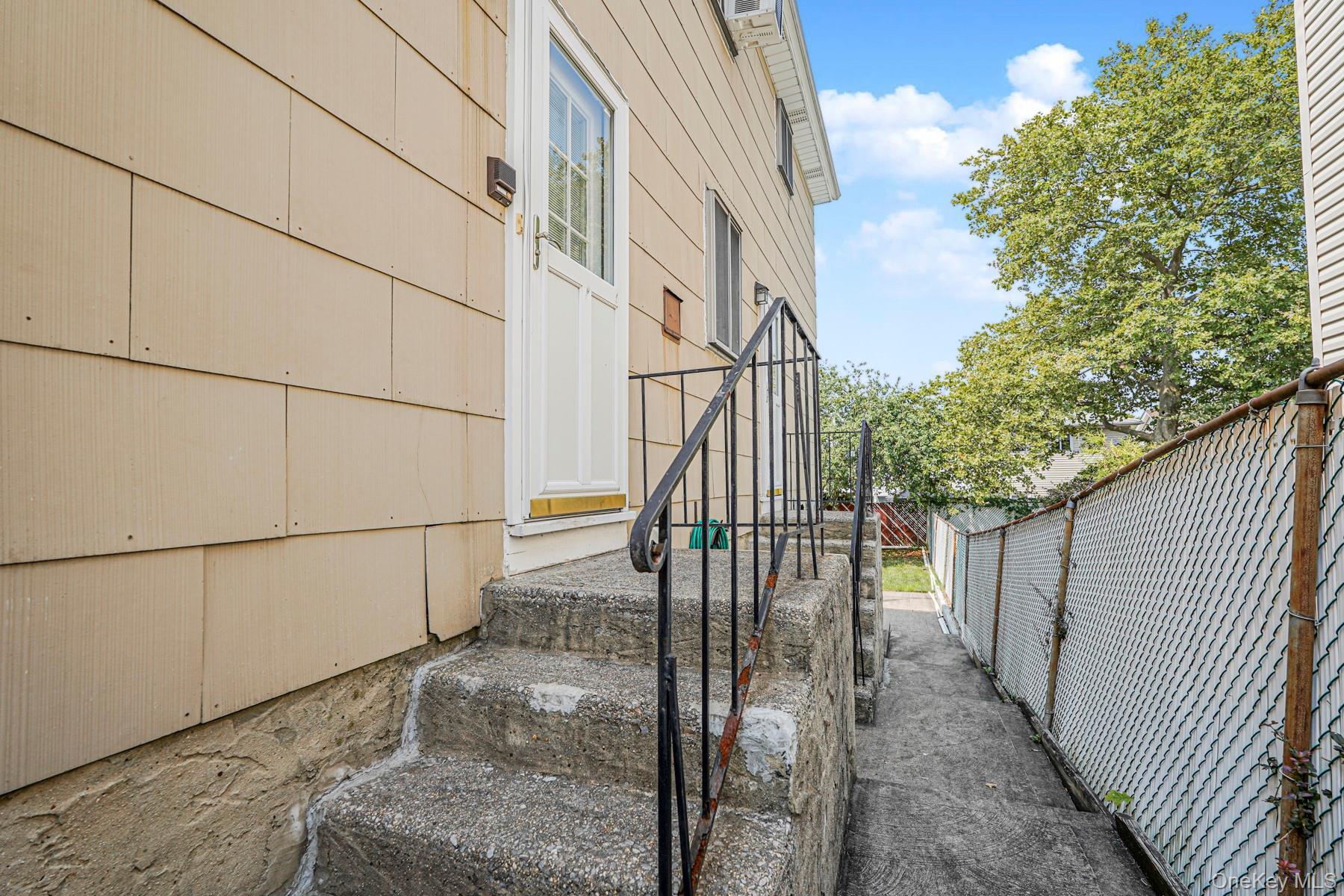 Single Family Middle Loop  Staten Island, NY 10308, MLS-898756-37