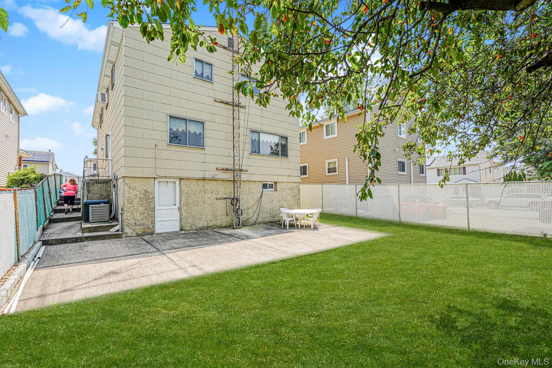 Single Family Middle Loop  Staten Island, NY 10308, MLS-898756-38