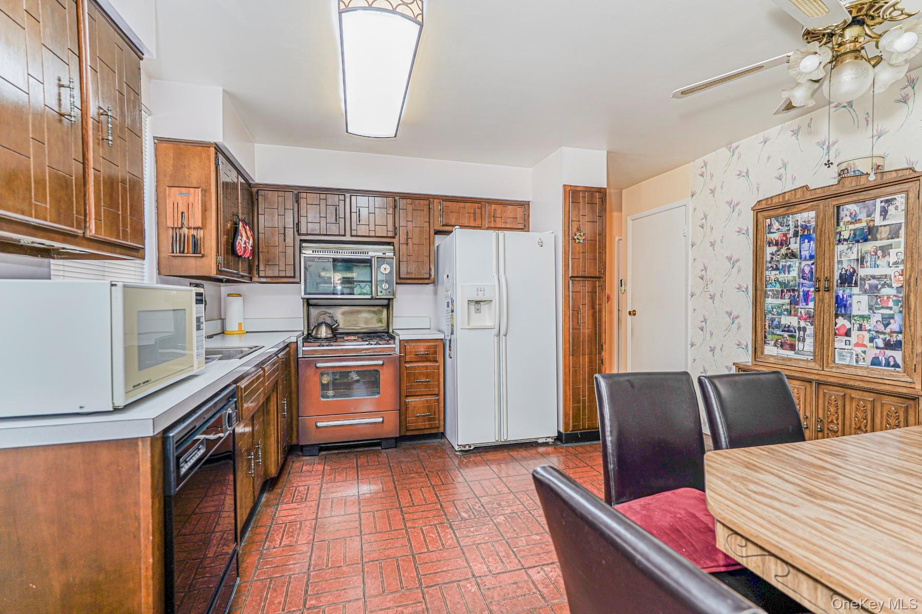 Single Family Middle Loop  Staten Island, NY 10308, MLS-898756-7