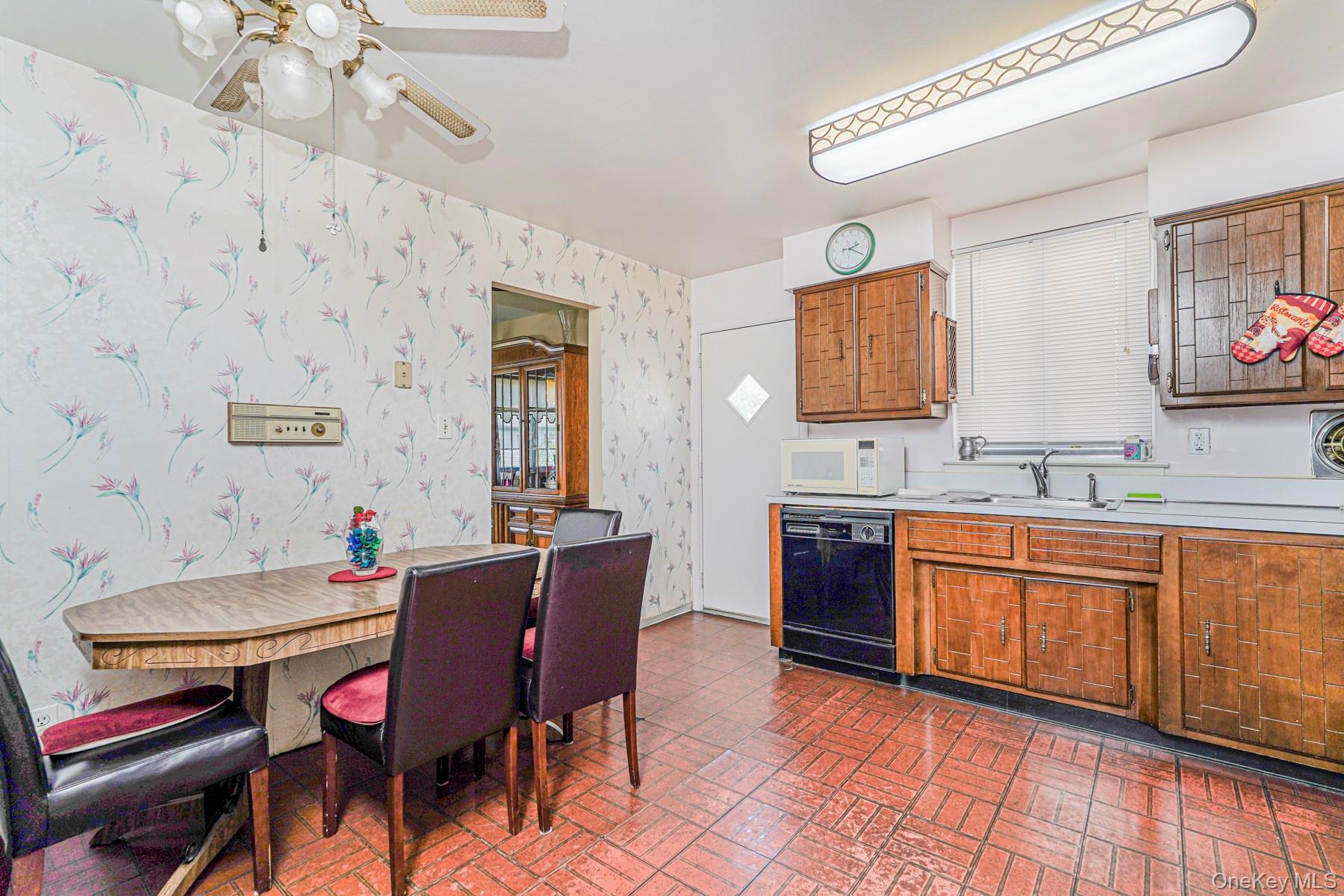 Single Family Middle Loop  Staten Island, NY 10308, MLS-898756-8