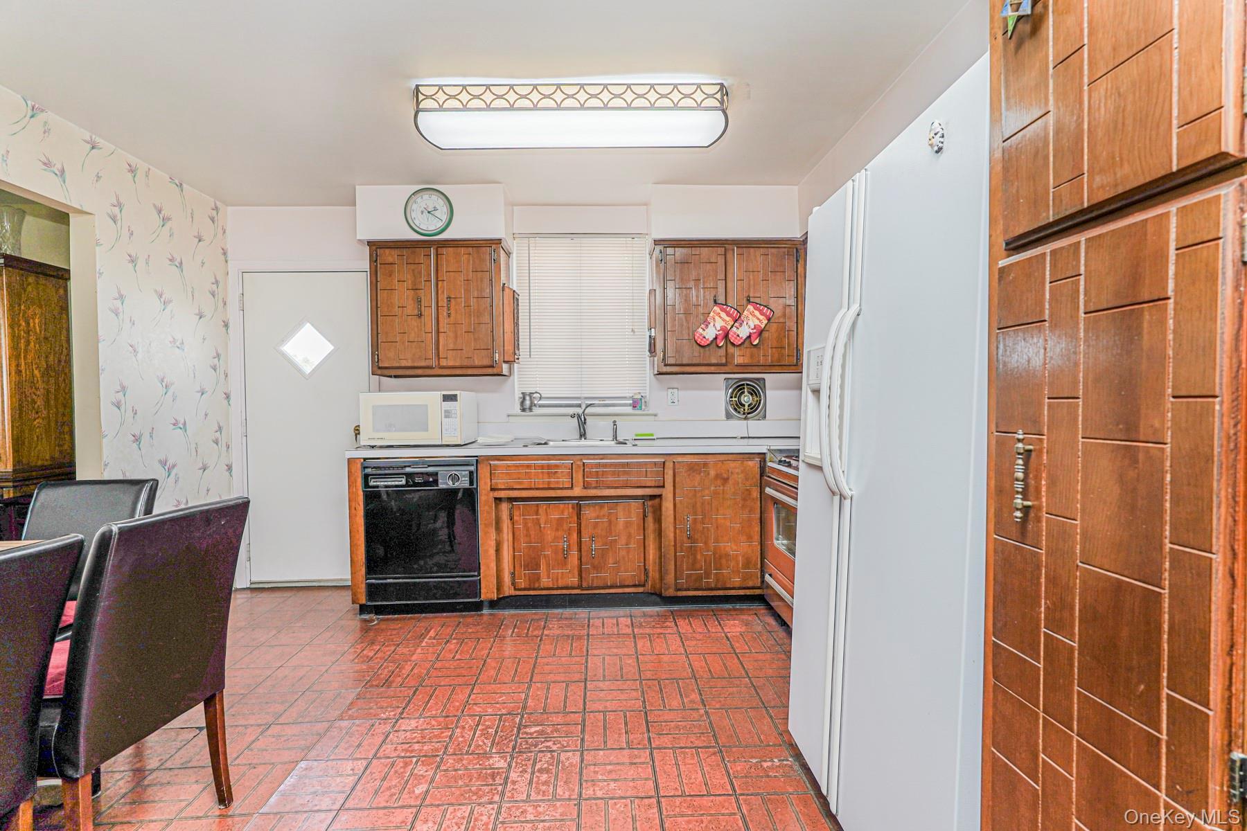 Single Family Middle Loop  Staten Island, NY 10308, MLS-898756-9