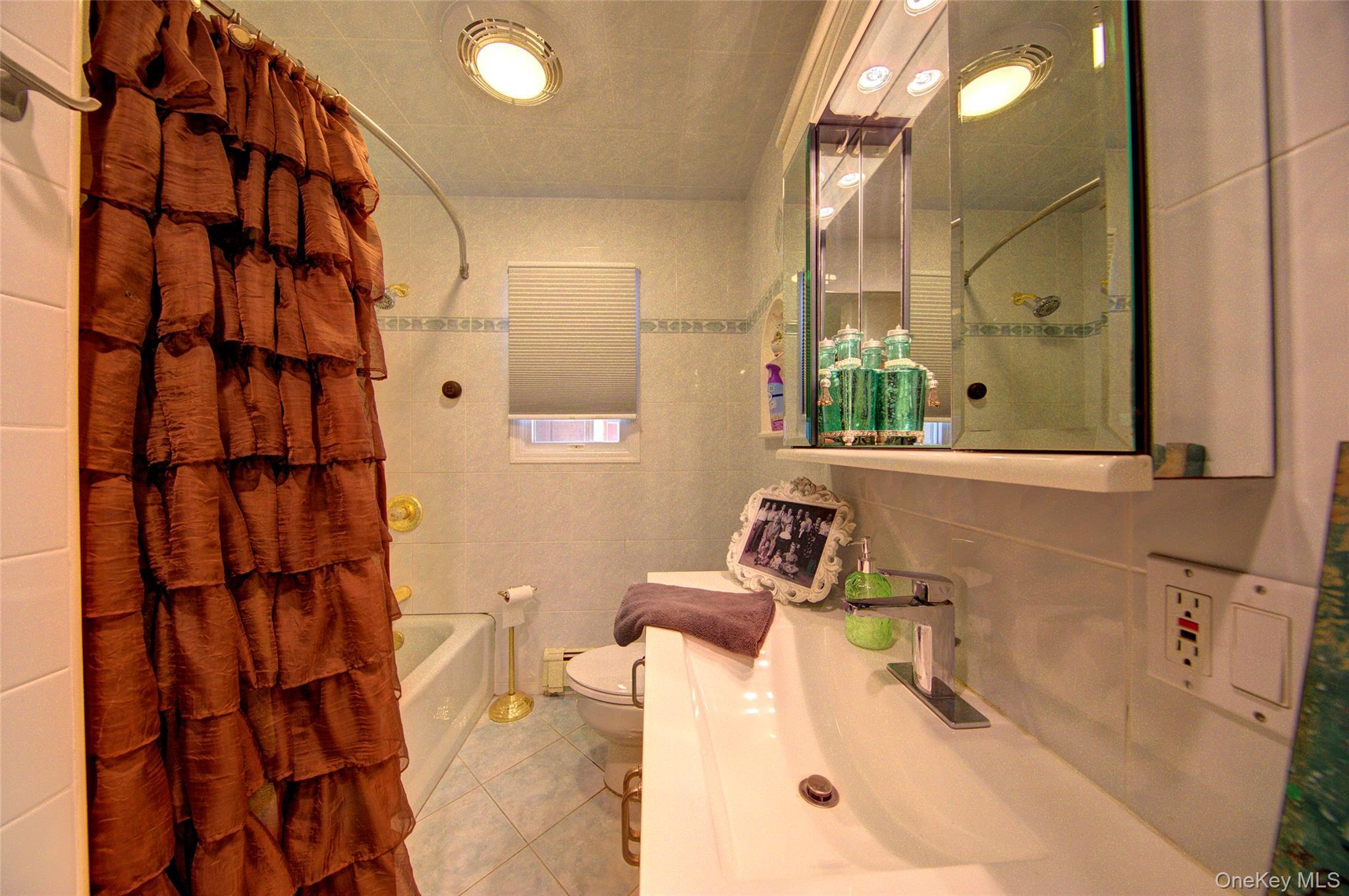 Single Family Glen Nassau County, NY 11010, MLS-898781-15