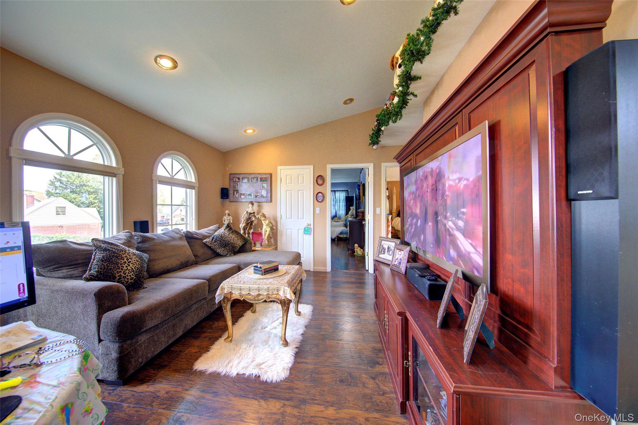 Single Family Glen Nassau County, NY 11010, MLS-898781-20