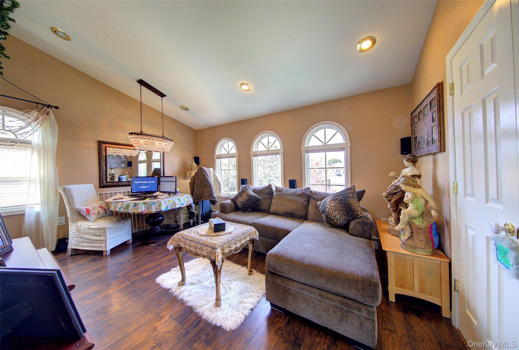 Single Family Glen Nassau County, NY 11010, MLS-898781-21