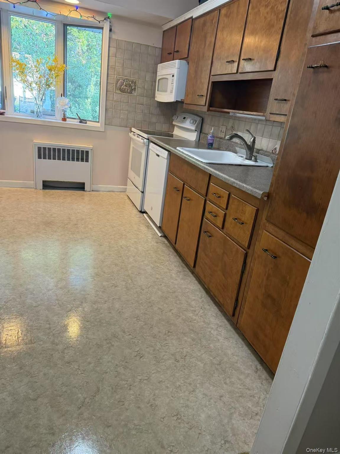 Single Family Glenwood  Suffolk County, NY 11777, MLS-898981-9