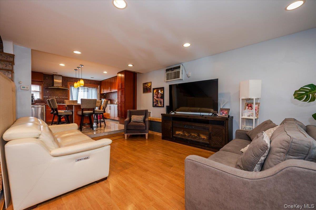 Single Family Woodhull Bronx, NY 10469, MLS-899025-4