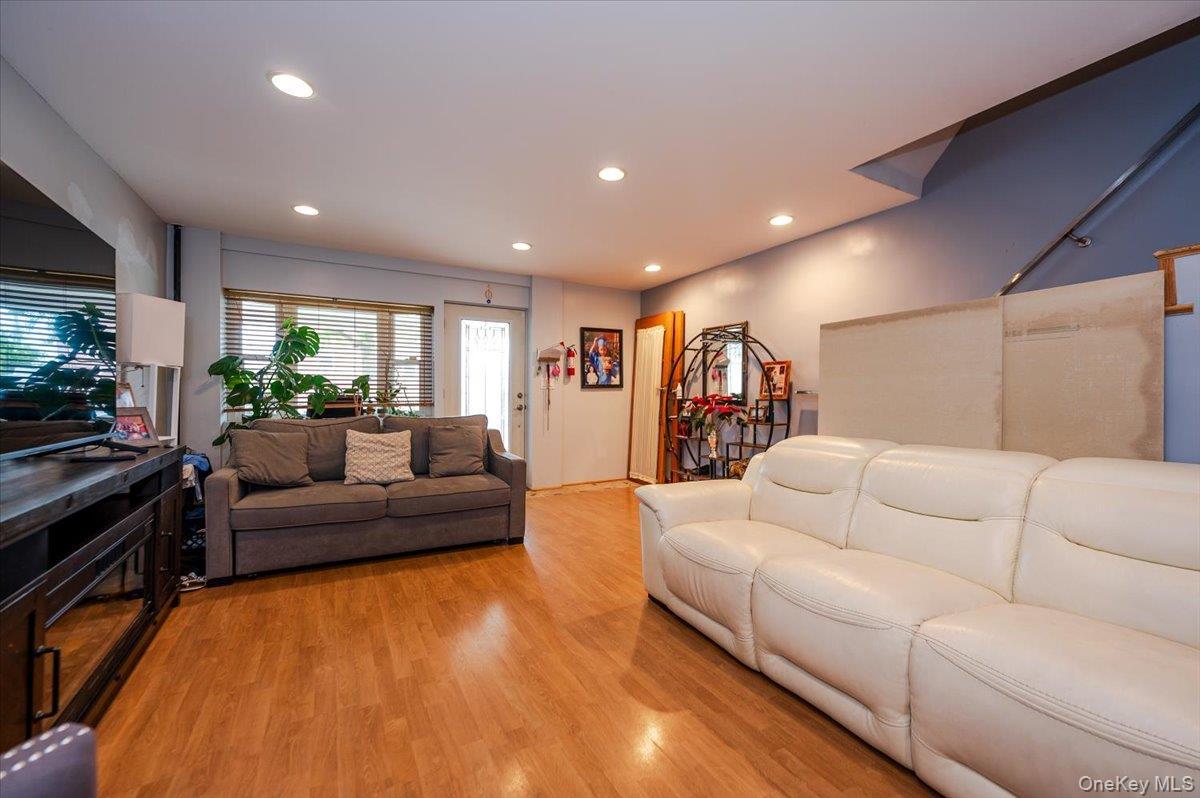 Single Family Woodhull Bronx, NY 10469, MLS-899025-5