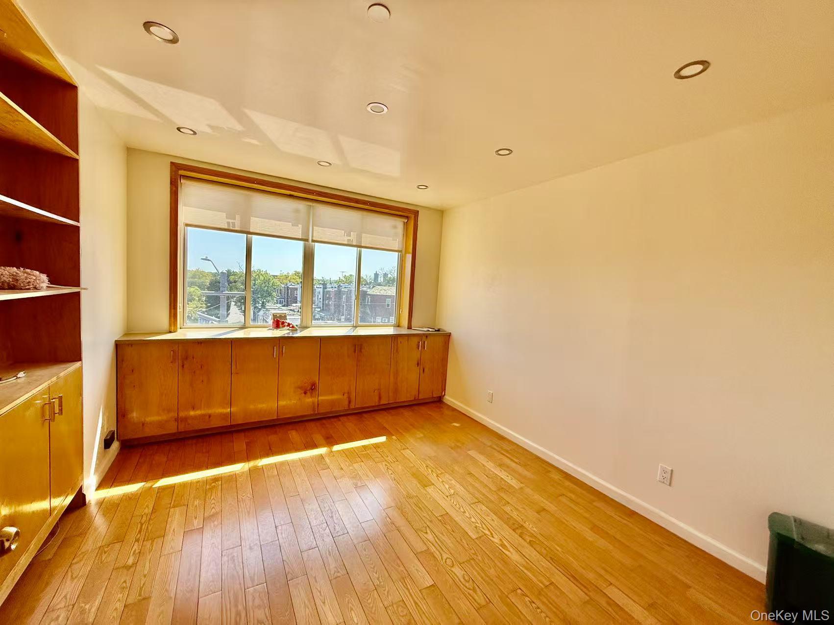 Condo Main  Queens, NY 11355, MLS-899357-2