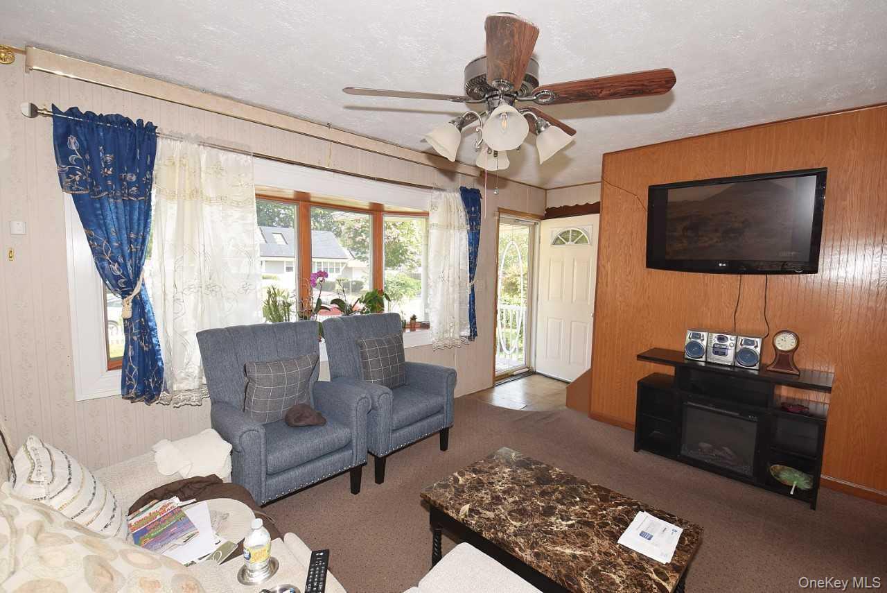 Single Family Walnut Suffolk County, NY 11722, MLS-899834-3