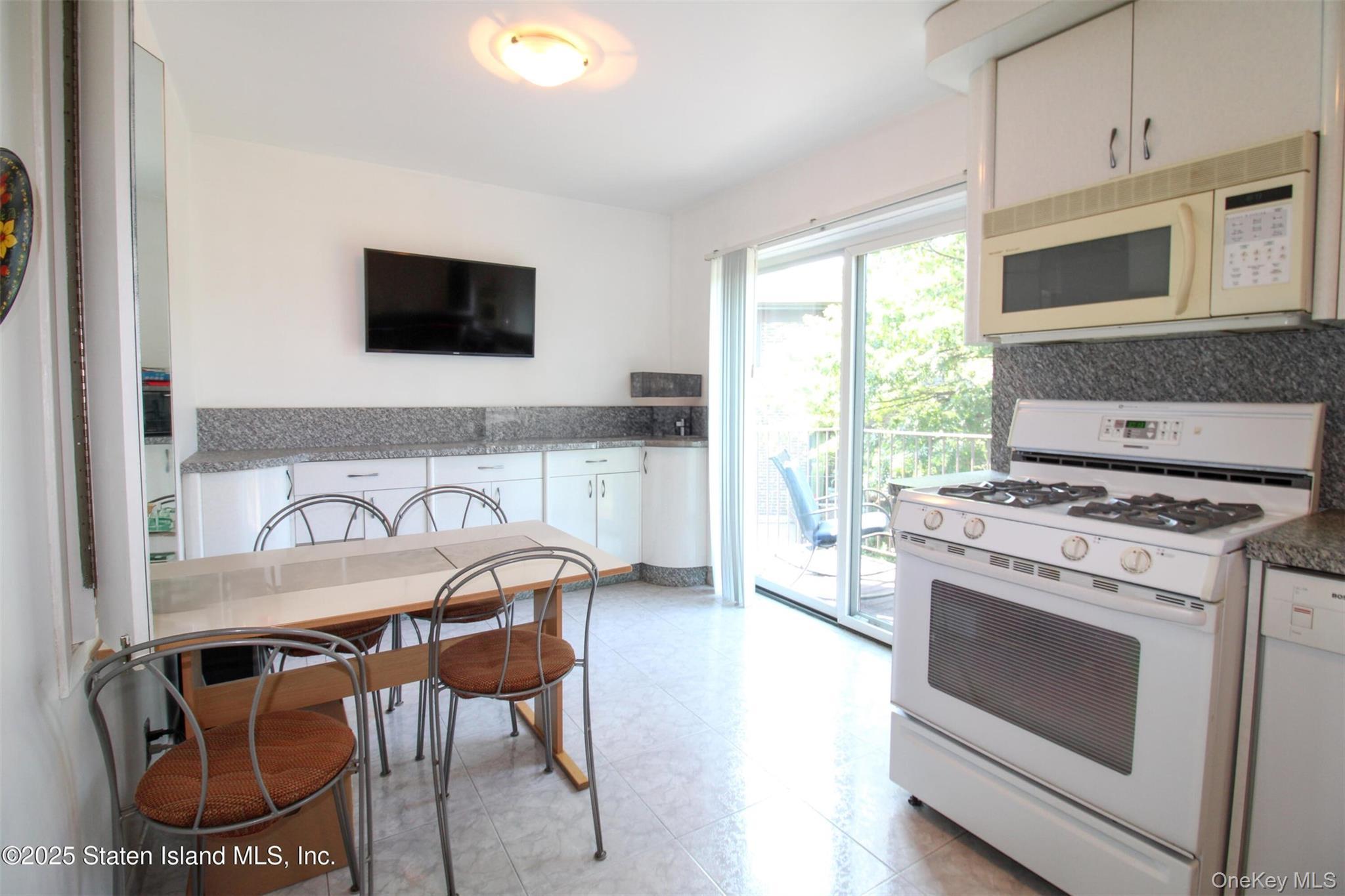 Condo Narrows Road S Staten Island, NY 10305, MLS-899964-6