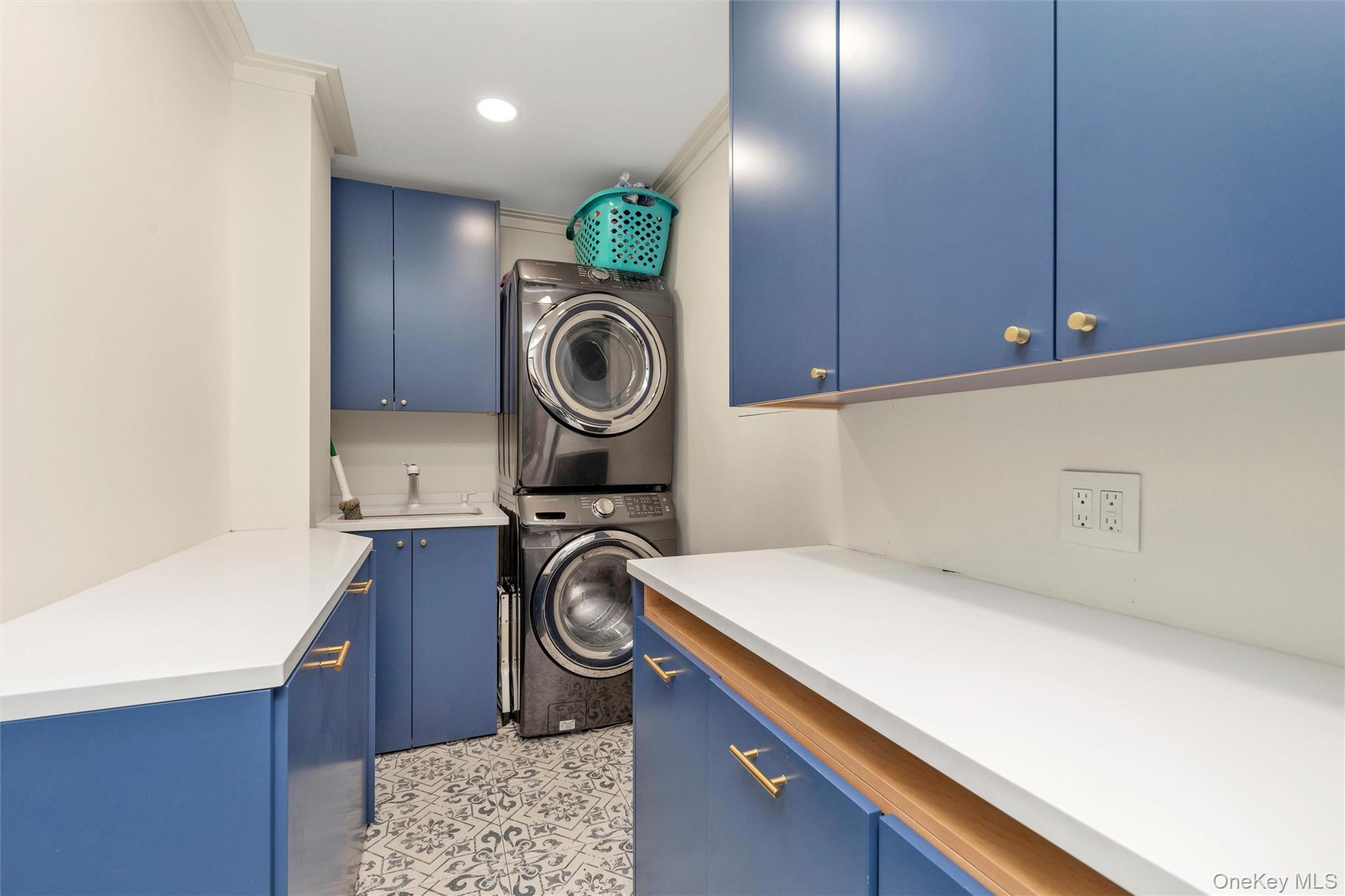 Single Family Family Nassau County, NY 11756, MLS-900318-25