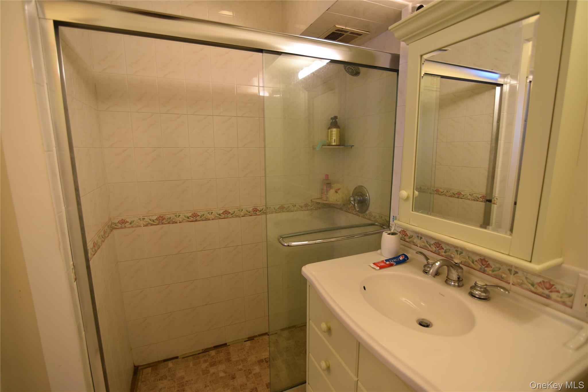 Apartment Little Neck  Queens, NY 11362, MLS-900613-22