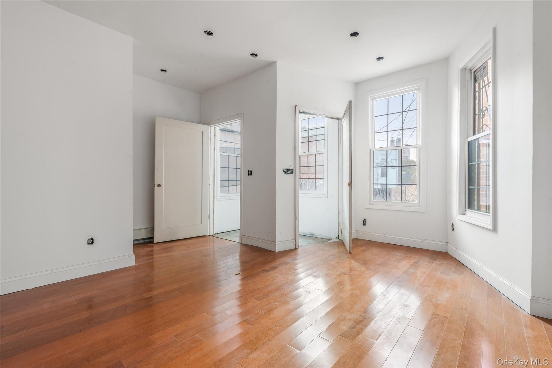 Single Family Welling  Queens, NY 11102, MLS-901226-3