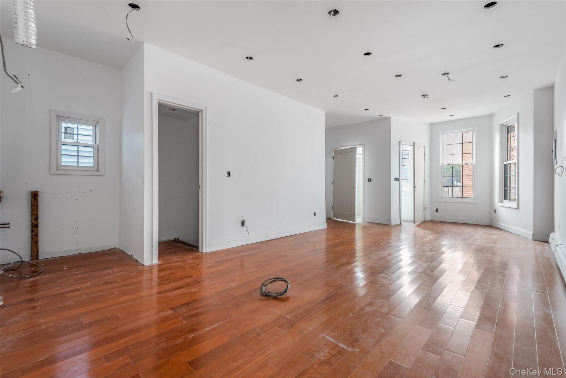 Single Family Welling  Queens, NY 11102, MLS-901226-6