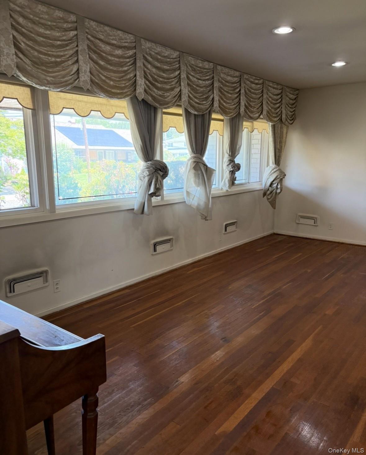 Single Family Willowbrook Nassau County, NY 11520, MLS-901295-6