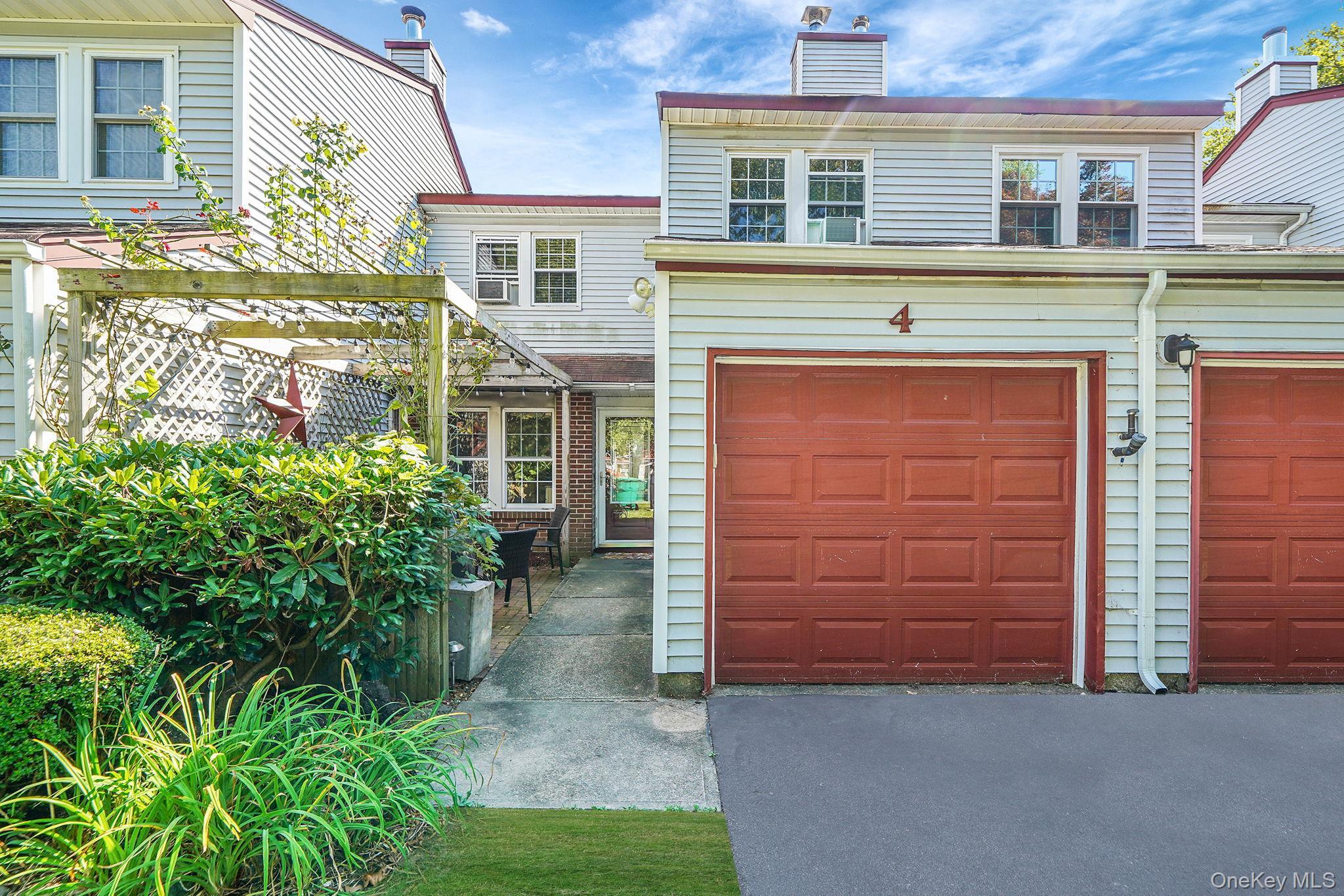 Condo in Brookhaven - Georgian  Suffolk County, NY 11727