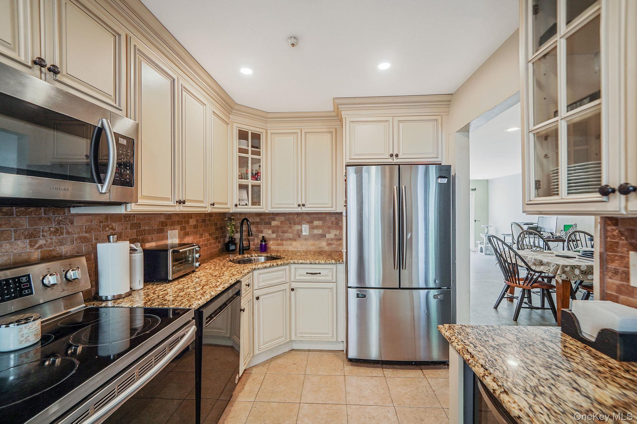 Condo Georgian  Suffolk County, NY 11727, MLS-901320-4