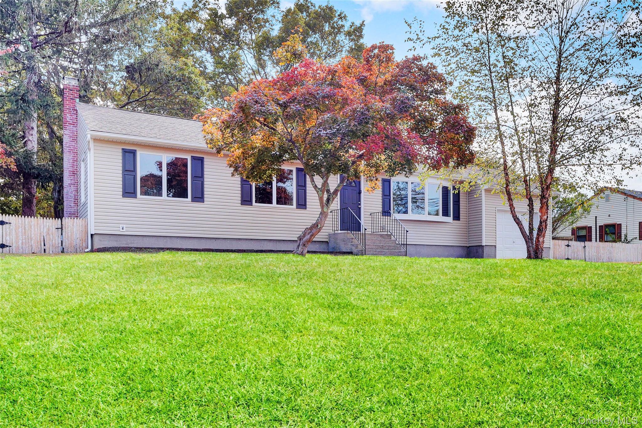 Single Family Woodside  Suffolk County, NY 11772, MLS-901405-4