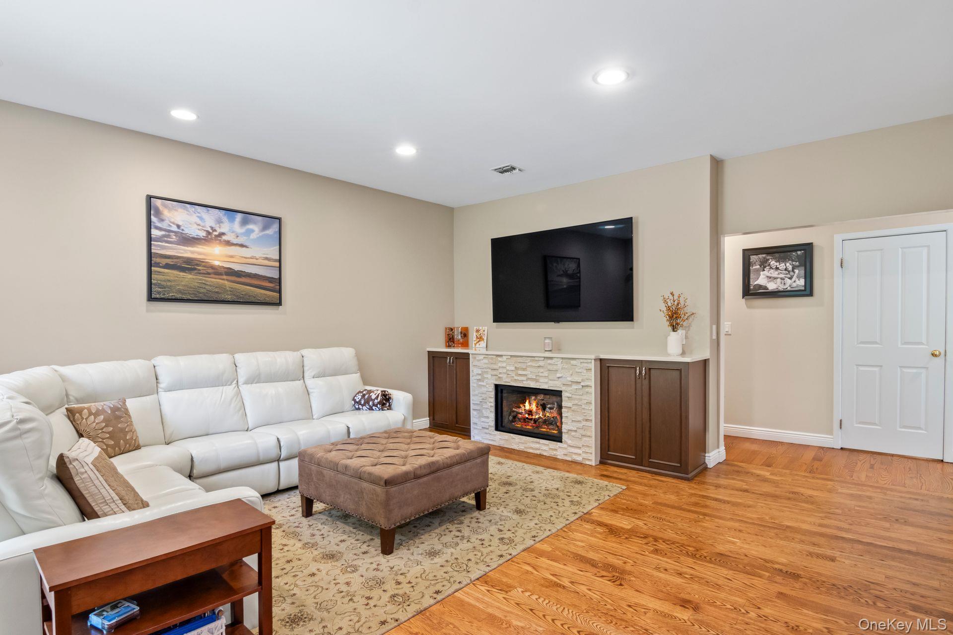 Condo Hamlet  Suffolk County, NY 11725, MLS-901532-14