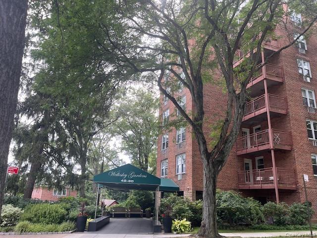Coop in New York - Douglaston  Queens, NY 11363