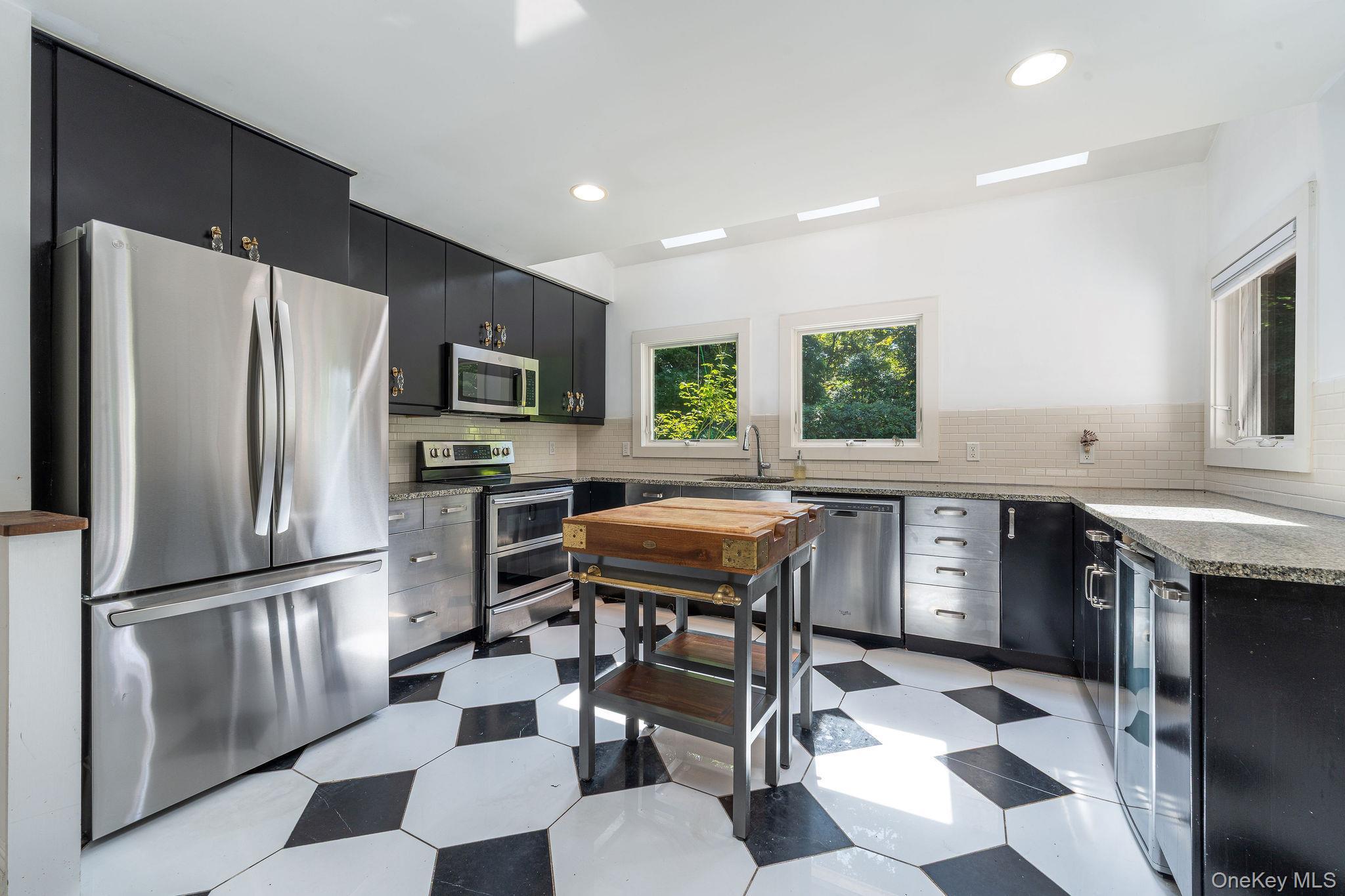 Single Family Gazon Suffolk County, NY 11964, MLS-901615-11