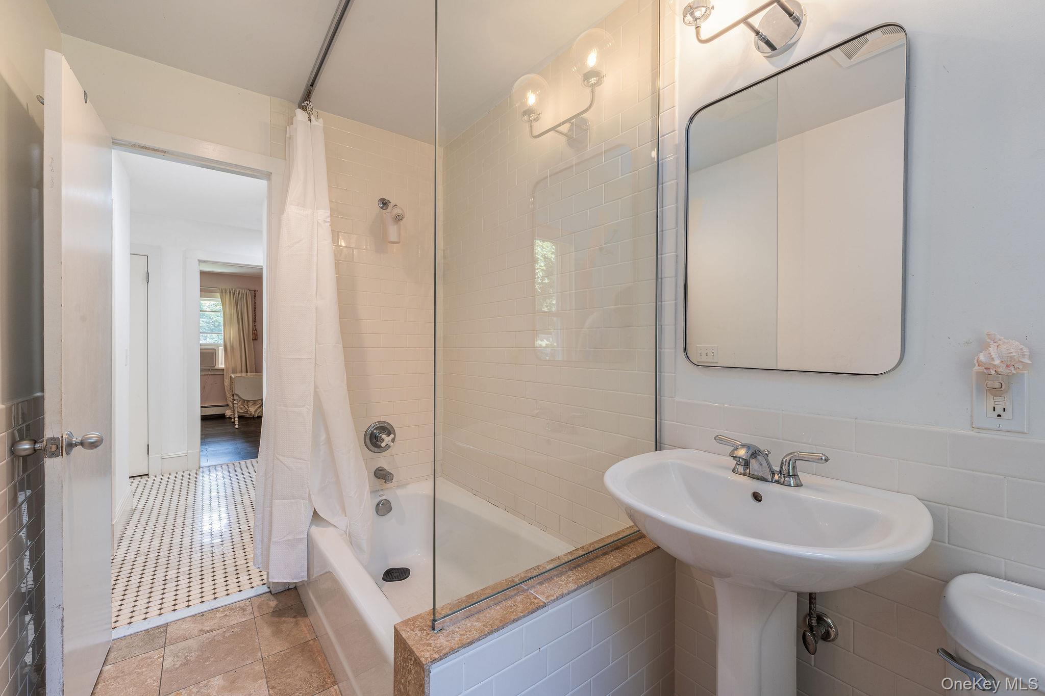 Single Family Gazon Suffolk County, NY 11964, MLS-901615-17