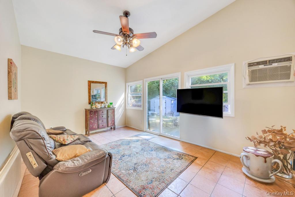 Single Family Richmond Suffolk County, NY 11751, MLS-901674-9