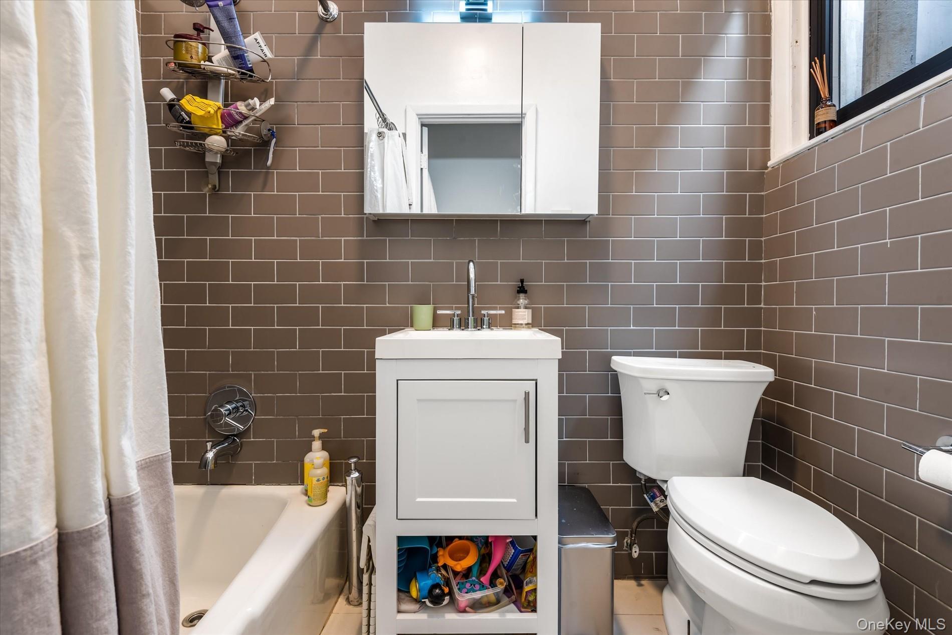 Single Family Grove Queens, NY 11385, MLS-902965-19