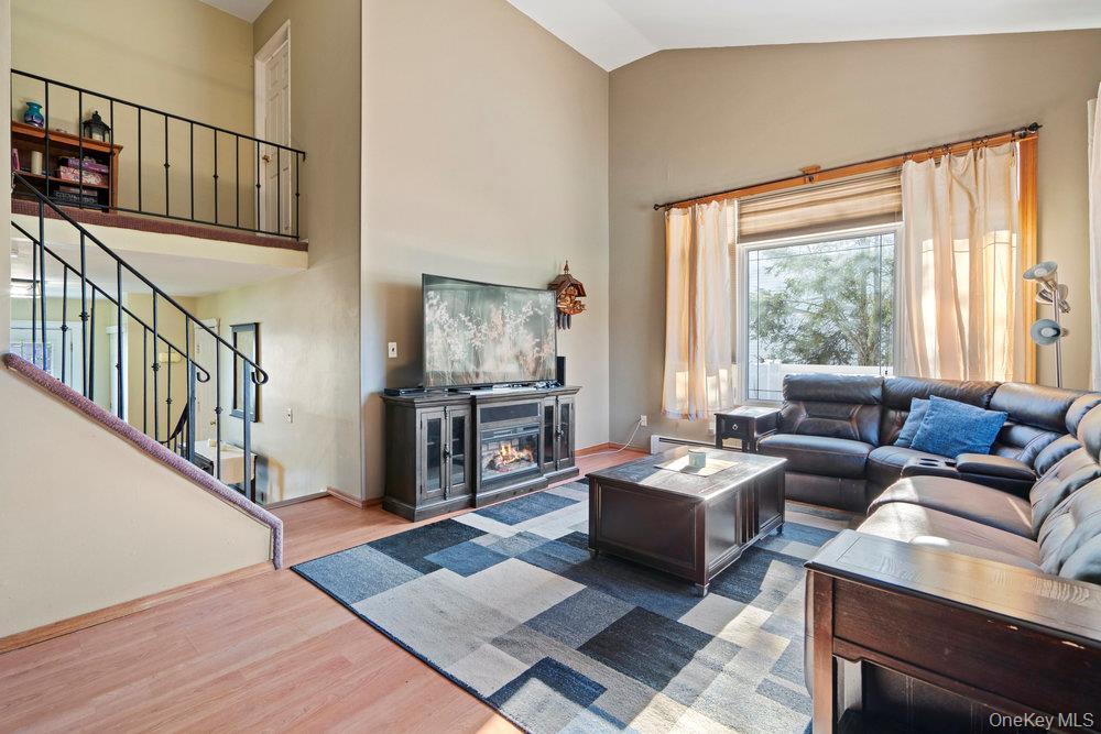 Single Family Maison  Suffolk County, NY 11741, MLS-902987-14