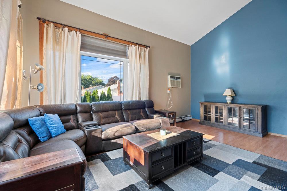 Single Family Maison  Suffolk County, NY 11741, MLS-902987-15